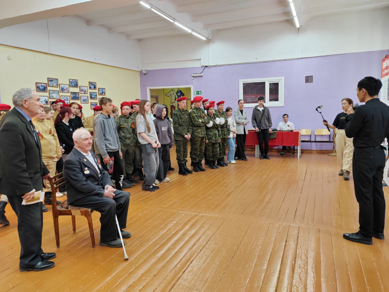 Выставку «Великая Победа» посетили в районах Бурятии тысячи школьников Передвижная выставка «Уроки истории. Великая Победа» побывала на этой неделе в Селенгинском, пятом по счету муниципальном районе Бурятии, завершив программу выездных, в преддверии Дня Победы, выставочных мероприятий Министерства культуры и Национального музея Республики Бурятия. Эти несколько стендов, компактно отражающих самые основные этапы истории Великой Отечественной войны, являются частью масштабной выставки-экспозиции "Великая Победа. Сила духа советских людей/ Агуу Илалта. Совет зоной урма зориг" 6+ , которая откроется 9 мая в Национальном музее Республики Бурятия. А 30 апреля в среднюю общеобразовательную школу №5 города Гусиноозерска Селенгинского района все прибывали и прибывали юнармейцы, школьники, их педагоги. Вместе с улан-удэнскими гостями, организаторами выставки, их приветствовали глава района Станислав Дашиевич Гармаев, председатель Совета ветеранов МО «Селенгинский район» Василий Михайлович Карасев, председатель совета ветеранов г. Гусиноозёрск Борис Георгиевич Нечаев, педагоги, экскурсоводы, журналисты, гости и жители района. - Чтобы попасть на выставку, наши ученики школы №3 г. Гусиноозерска 40 минут шли пешком. Многие снимали экспозицию на телефоны, фотографировали, чтобы потом применить в своей работе. Учителя у нас современные, интересно проводят классные часы, поэтому все эти материалы им очень пригодятся, - рассказала библиотекарь школы №3 Наталья Кузьмина Подробнее