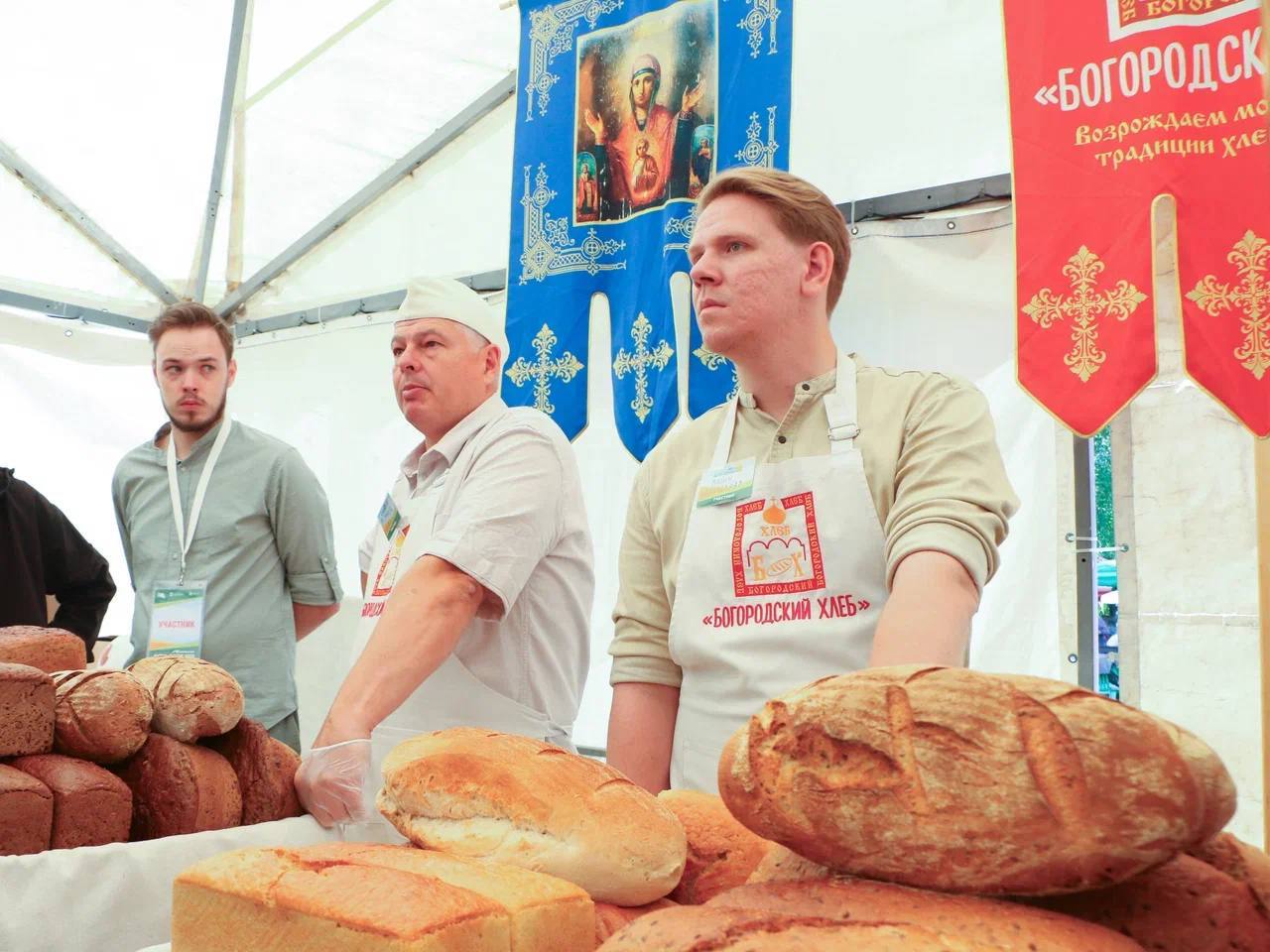 В выставке «АгроОмск» принимают участие более 300 производителей Как сообщил губернатор Омской области Виталий Хоценко, по итогам прошлого года омские аграрии произвели продукции на 142 млрд рублей. Объем производства увеличился на 17%. «Наш президент Владимир Владимирович Путин ставит нам задачу наращивать объемы производства и мы этим курсом идем. Благодарю наших сельхозпроизводителей за их труд», — сказал глава региона. «Омская правда-ОМСКРЕГИОН»
