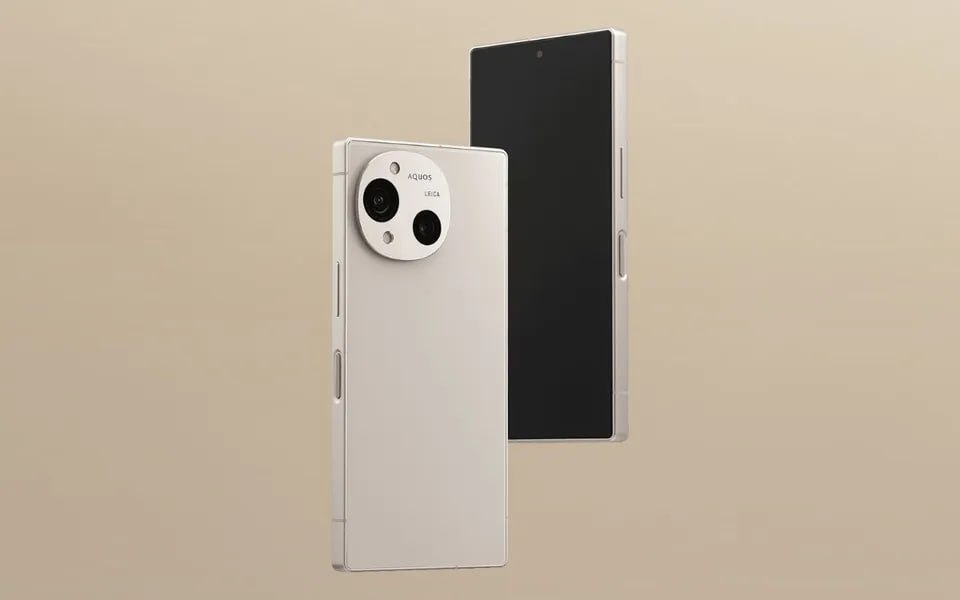 Компания Sharp представила смартфон Aquos R10, который оснащен 6,5-дюймовым дисплеем Full HD+ Pro IGZO OLED, поддерживающим переменную частоту обновления от 1 до 240 Гц. Он обеспечивает пиковую яркость 3000 нит и поддерживает Virtual HDR от Sharp для улучшения воспроизведения видео без HDR.  Он оснащен чипом Snapdragon 7+ Gen 3 в паре с 12 ГБ оперативной памяти LPDDR4X и до 512 ГБ флеш-памяти UFS 4.0. Телефон оснащен системой отвода тепла на основе меди, расположенной непосредственно под испарительной камерой и процессором.  Он работает на Android 15 и включает ИИ-улучшения, такие как извлечение ключевых слов для вызовов в реальном времени и предложения по интеллектуальному планированию. Телефон оснащен 50,3-мегапиксельной камерой, разработанной совместно с Leica, объединяющей 23-миллиметровый широкоугольный объектив и 13-миллиметровый сверхширокоугольный объектив. Он также оснащен 50,3-мегапиксельной фронтальной камерой.