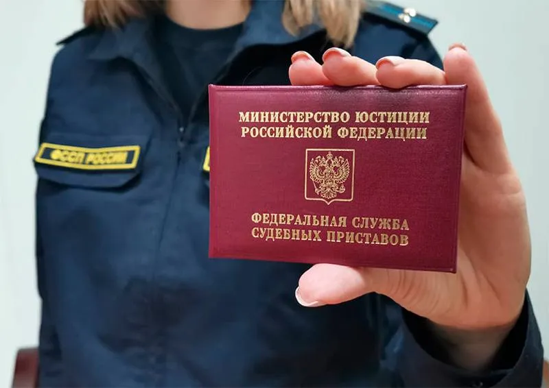 Банк выплатил 400 тысяч рублей за злоупотребление правом и психологическое давление Почти за месяц на номер телефона женщины поступило 55 звонков с требованием погасить задолженность С заявлением в ГУФССП России по Свердловской области обратилась екатеринбурженка согласно объяснению между ней и банком заключен договор о комплексном банковском обслуживании по которому образовались просроченные денежные обязательства На сотовый телефон женщины стали поступать звонки Звонивший требовал вернуть долг Сотрудники банка превышали при взаимодействии с гражданкой допустимое количество телефонных переговоров а именно более одного раза в сутки более двух раз в неделю более восьми раз в месяц также не соблюдали установленные законом временные промежутки звонили в период с 06 00 до 07 30 утра что нарушает Федеральный закон 230 ФЗ Оценив в совокупности материалы дела об административном правонарушении специалистами отдела контрольно надзорной и разрешительной деятельности ГУФССП России по Свердловской области проведена проверка Заместителем руководителя Главного управления Федеральной службы судебных приставов по Свердловской области банк привлечен к административной ответственности по ч 1 ст 14 57 КоАП РФ с назначением штрафа в размере 400 тыс рублей Директору организации разъяснено что в соответствии с ч 1 ст 32 2 КоАП РФ штраф должен быть уплачен не позднее 60 дней неуплата штрафа в срок предусмотренный законом влечет наложение административного штрафа в двукратном размере суммы неуплаченного штрафа Штраф погашен в полном объеме
