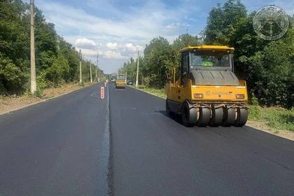 В Донецке и Макеевке обновлено более 40 километров дорог  Завершено восстановление 18 улиц в Донецко-Макеевской агломерации, еще на 27 объектах ведутся работы. В нормативное состояние приведено более 40 километров дорог, уложено около 390 тысяч квадратных метров асфальтобетонной смеси. Работы на многих объектах выполняются круглосуточно. Об этом сообщили в Службе автомобильных дорог Донбасса.