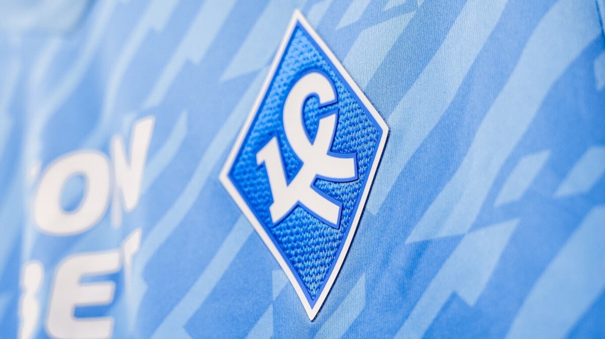 РФС снял с Крыльев Советов запрет на регистрацию игроков Об этом сообщается в соцсетях клуба Видим как в сети распространяется достаточно противоречивая информация Несмотря на то что мы закрыли все вопросы по долговым обязательствам перед РТ Капитал многие продолжают фантазировать Могу гарантировать что на сегодняшний день у нас есть официально подтвержденная информация что Крылья очистились отдав что были должны Приставами были сняты все ограничения препятствующими нормальной жизнедеятельности клуба и сегодня мы можем продолжить заявочную кампанию Уверен все успеем и весеннюю часть чемпионата начнем в обновленном составе сказал председатель Совета директоров ПФК Крылья Советов Дмитрий Яковлев news matchtv Виктор Лунченко ПФК Крылья Советов