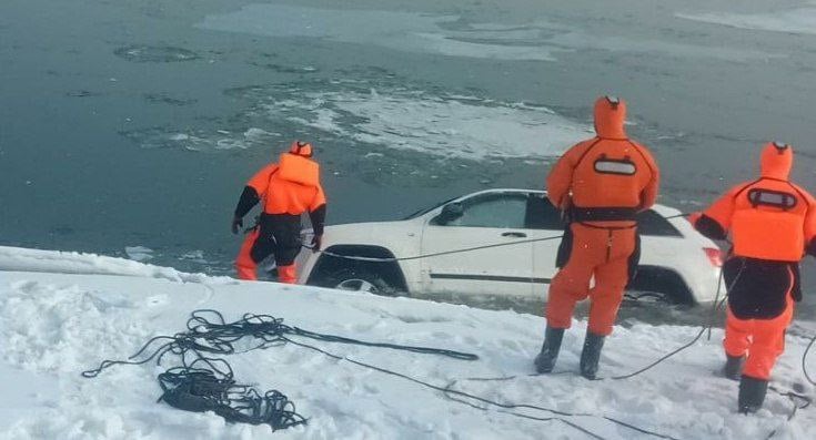 Автомобиль утонул в реке Обь  Сегодня спасатели МАСС выехали на Заобскую, 5, где в реке Обь был обнаружен автомобиль. К счастью, в салоне никого не оказалось, но ситуация могла закончиться трагически.  Выезд на лёд на любом транспортном средстве строго запрещён и крайне опасен. Несмотря на предупреждения, некоторые водители продолжают рисковать, что приводит к подобным инцидентам.  Спасатели обнаружили автомобиль в реке Обь. Двери были закрыты, но люк оказался открытым, что указывает на то, что водитель или пассажиры смогли самостоятельно выбраться из машины. Владелец автомобиля на месте обнаружен не был, его дальнейшая судьба пока неизвестна.   А как вы считаете, нужно ли ужесточить наказание за выезд на лёд? Поделитесь своим мнением в комментариях!  Подписаться