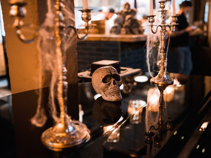 Хеллоуину не должно быть места в публичном пространстве даже если очень хочется заработать Таким мнением поделился с RT представитель РПЦ Вахтанг Кипшидзе Мы считаем что наша культура богата праздниками и воспринимать что то чуждое и инородное нет причин Этот праздник построен на культе смерти с налётом инфернальности Виталий Милонов ранее в разговоре с RT предложил штрафовать заведения и учреждения устраивающие вечеринки на Хеллоуин Подписаться на RT ТГ Зеркало MAX