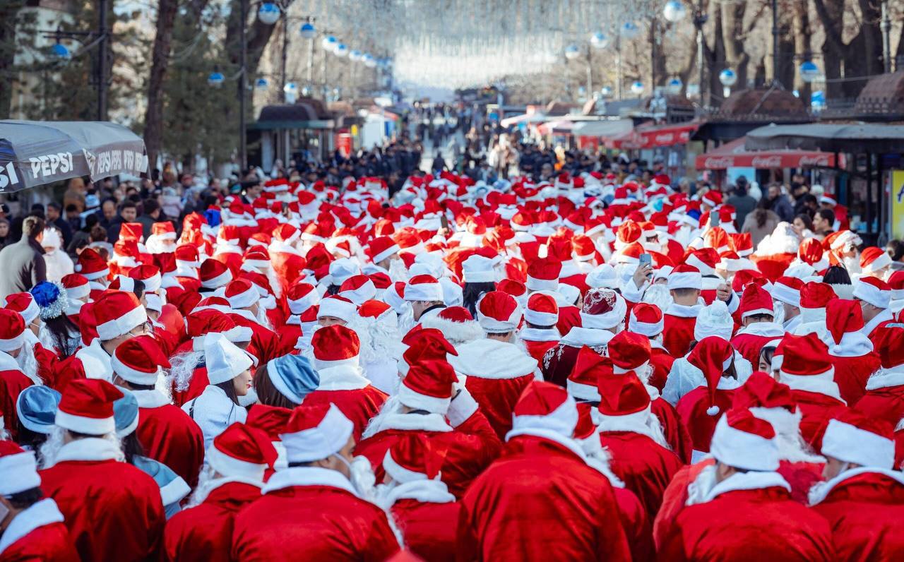 Завтра в Ташкенте пройдёт Парад Дедов Морозов 26 декабря по городу пройдёт праздничный парад в исполнении военных оркестров Национальной гвардии Музыканты в костюмах Дедов Морозов будут исполнять новогодние мелодии и двигаться по трём маршрутам 19 00 от сквера Амира Темура к Центральной новогодней ёлке 20 30 Magic City от главного входа к новогодней ёлке 21 30 от Tashkent City Mall к ёлке в прогулочной зоне Tashkent City Подписаться на канал Узбекистан Online