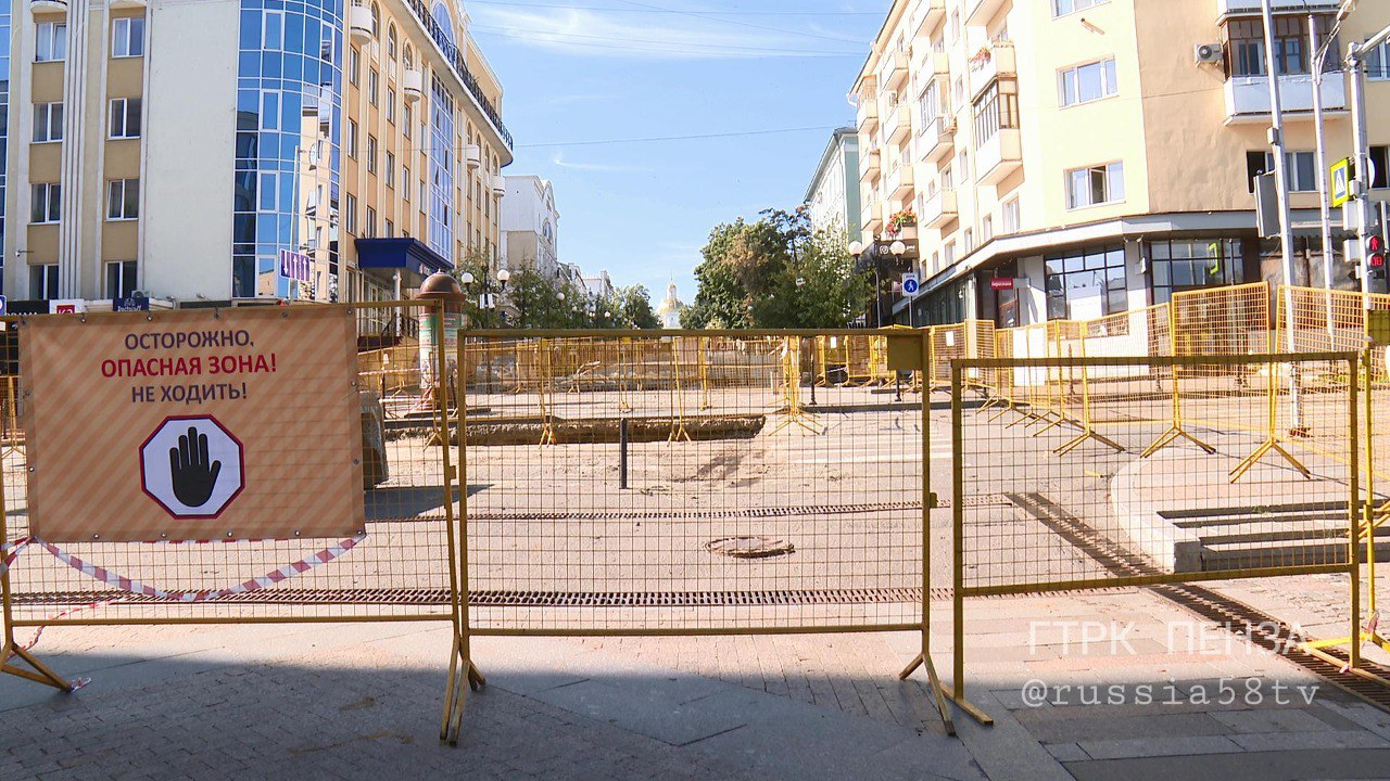 Улицу Кураева перекрыли на две недели. Несмотря на то, что горожан об этом предупреждали заранее, для многих водителей это стало неожиданностью - пришлось выполнять лишние маневры. Транспортные потоки перенаправлены по улицам Карла Маркса и Максима Горького. Все работы по замене труб вместе с благоустройством планируют завершить к 10 августа. Подробнее смотрите в эфирах телеканала "Россия 1" в 11:30 и 21:10.