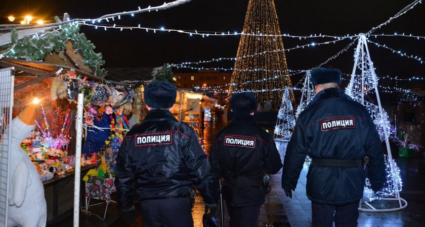 Более 1000 полицейских будет задействовано в Новогодние праздники ϟ Подробности...  Плотность уличных полицейских нарядов, дежурящих в городах и поселках края, в праздничные дни увеличат на 25%. ГИБДД выставит на дорогах дополнительные посты.     Подписаться -