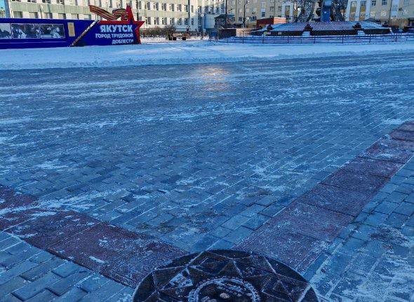 На площади Орджоникидзе в Якутске выявлены дефекты после ремонта Приёмка ремонта показала локальные просадки основания тротуарной плитки на площади около 500 м² Оплата работ приостановлена до устранения всех недостатков Подрядчику Регион Сервис выдано предписание устранить замечания до конца мая 2026 года Подрядчик уложил новую плитку также в программе обновление ограждений скамеек урн и освещения Фото Администрации Якутска   YakutiaMedia Новости Якутии