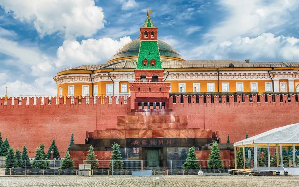 В Москве отреставрируют Мавзолей Ленина Госконтракт на проведение реставрационных работ заключило Минкультуры, следует из данных портала госзакупок. «Проведение работ по сохранению объекта культурного наследия федерального значения «Мавзолей Ленина Владимира Ильича и Сталина Иосифа Виссарионовича», 1929–1930 гг., расположенного по адресу: г. Москва, Красная площадь противоаварийные работы, реставрационные работы и работы по приспособлению к современному использованию », — говорится в заявке. Контракт на 19,6 млн руб. был заключен с ГК «ЕКС». При этом максимальная цена на проведения работ была установлена на уровне 20,2 млн руб. Срок исполнения контракта — 19 июня 2027 года. Подрядчик должен иметь соответствующие лицензии, включая допуск к работам, связанным с государственной тайной. #город Фото: Marco Rubino/ Shutterstock / FOTODOM Читать РБК Недвижимость в Telegram