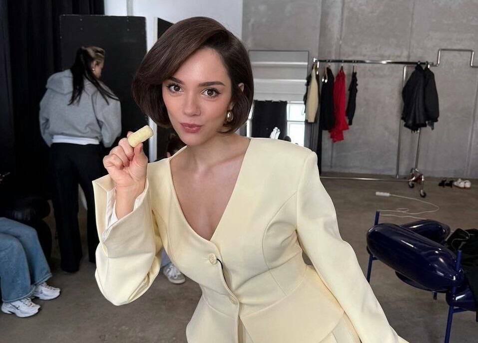 Евгения Медведева объявила о предстоящей свадьбе с Гайнутдиновым Евгения Медведева объявила о помолвке с танцором и хореографом Ильдаром Гайнутдиновым Чемпионка мира по фигурному катанию опубликовала в своих соцсетях соответствующий вертикальный ролик где Гайнутдинов делает ей предложение Под видео 25 летняя фигуристка подписала 07 11 2025   Об отношениях Медведевой с хореографом стало известно минувшим летом Они познакомились на проекте Звездные танцы на ТНТ осенью 2024 года где выступали в паре Читать полностью