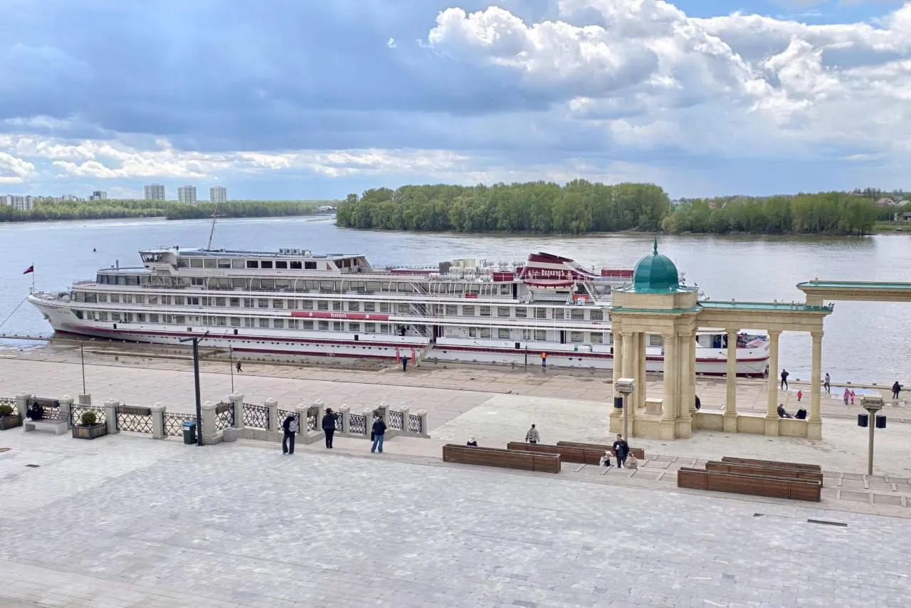 В Уфе стартует сезон речной навигации В городе начинается сезон круизных теплоходов Первый лайнер причалит к Монументу Дружбы уже 28 апреля это четырёхпалубный теплоход Виссарион Белинский Расписание ближайших заходов 28 апреля с 11 00 до 20 00 Виссарион Белинский 1 мая с 11 00 до 20 00 2 мая Александр Пушкин 3 мая с 11 00 до 21 00 4 мая Россия 5 мая с 20 30 до 21 00 6 мая Юрий Никулин 7 мая с 11 00 до 21 00 Александр Бенуа 7 мая с 11 00 до 21 00 8 мая Русь Великая 9 мая с 12 30 до 23 00 10 мая Антон Чехов 12 мая с 11 00 до 20 00 13 мая Александр Пушкин 16 мая с 12 00 до 16 00 Александр Свешников 28 мая с 15 00 до 22 00 Павел Миронов Монумент Дружбы Куда пойти в Уфе   Мы в MAX новости