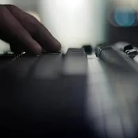 МИТ разгромил шпионскую сеть Турецкая разведка МИТ задержала семерых человек по обвинению в шпионаже в пользу иностранных спецслужб Операция прошла одновременно в четырёх провинциях Сеть под руководством подозреваемого Б Е собирала информацию об общественных организациях ассоциациях этнических общинах и госчиновниках в Турции и передавала её двум иностранным разведкам МИТ отследил каналы связи группы методы отчётности и схемы финансирования Ещё двое членов сети уже находились в тюрьме по другим делам По итогам расследования суд арестовал всех фигурантов Власти заявили что операция вскрыла структуру протоколы связи и стратегические цели иностранной разведки на территории Турции Стамбульский волк Про Турцию простыми словами istanbul wolf