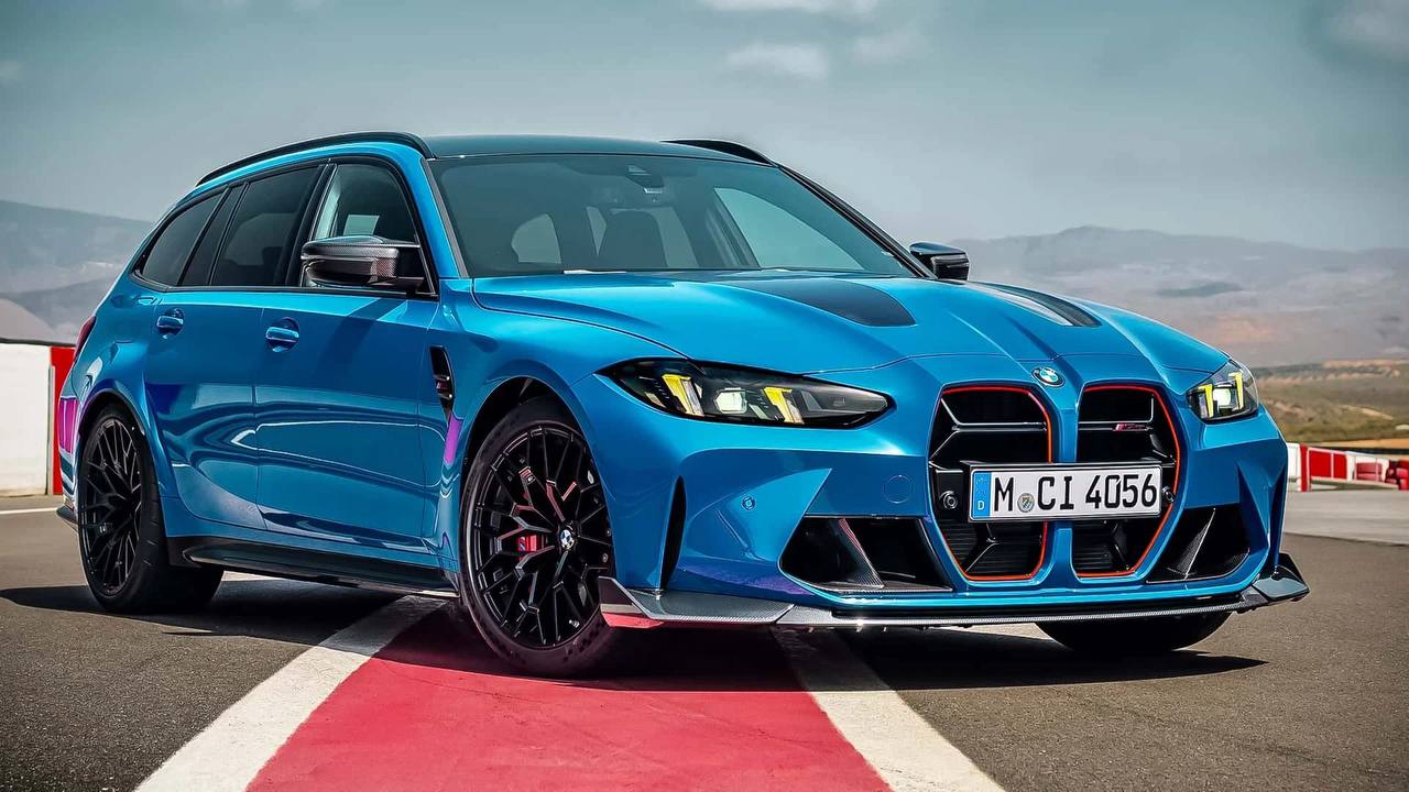 Универсал BMW M3 стал мощнее и легче в модификации CS    Спортуниверсал, как и седан М3 CS, получил 550-сильную рядную «турбошестёрку» 3.0, частично основанную на моторе гоночного M4 GT3. В сочетании с перенастроенными восьмиступенчатым «автоматом» и системой полного привода с активным задним дифференциалом она разгоняет новинку до сотни за 3,5 секунды — на 0,1 секунды быстрее M3 Competition Touring. Максимальная скорость составляет 300 км/ч.   Также по образцу седана универсалу перенастроили адаптивную подвеску с электронно-управляемыми амортизаторами, рулевое управление и стабилизирующие системы, которые можно полностью отключить при переходе в заднеприводный режим, добавили новый пресет для езды по треку.    Вес машины удалось снизить на 15 кг, в том числе благодаря активному использованию армированного углеволокном пластика. Опционально для спорткара доступны карбон-керамические тормоза. Кованые колёсные диски — 19 дюймов спереди и 20 дюймов сзади.  ℹ  В Германии цены начинаются со 152 900 евро — это сразу на 45 700 евро дороже универсала M3 Touring.