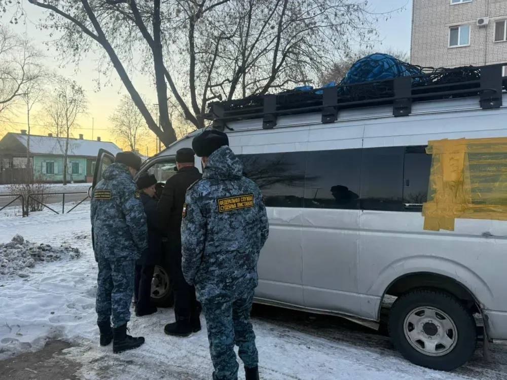 Многодетный должник из Приамурья может остаться без микроавтобуса Если мужчина не выплатит долг сам то взыскательницам перечислят деньги от продажи транспорта В Амурской области приставы арестовали автомобиль мужчины задолжавшего двум дочерям и сыну более миллиона рублей Ранее к главному судебному приставу региона обратилась представитель взыскателя На личном приеме в городе Свободном женщина рассказала что получает алименты не регулярно и не в полном объеме Последнее известное место жительства мужчины находится в Серышевском районе Где он проживал на момент обращения к приставу женщина не знала Руководитель амурского управления ФСПП Виталий Бенчук взял обращение на личный контроль Многодетный отец уклонялся от исполнения родительских обязанностей избегал контакта с судебными приставами менял место жительства Из за этого задолженность по алиментам перед двумя взыскательницами продолжала расти В рамках исполнительного производства в отношении должника применили комплекс мер принудительного характера Среди прочего судебный пристав запретил совершать регистрационные действия в отношении автотранспорта мужчины В кратчайшие сроки судебные приставы ОСП 1 по городу Благовещенску установили что отец проживает в столице Приамурья Сотрудники выехали по месту регистрации приобретенной квартиры и оставили должнику извещение о явке на прием к судебному приставу исполнителю Мужчина не стал игнорировать это требование и пришел на прием В связи с тем что задолженность по алиментам амурчанин не оплачивал пристав составили акт описи и ареста транспортного средства принадлежащего должнику Микроавтобус эвакуировали на спецстоянку Если в течение 10 дней должник не оплатит задолженность по алиментам в полном объеме то автомобиль будет передан для дальнейшей оценки и принудительной реализации а деньги полученные с его продажи перечислят взыскательницам сообщили в пресс службе управления Федеральной службы судебных приставов по Амурской области Фото пресс службы УФССП по Амурской области ТЕЛЕПОРТ РФ здесь все об Амурской области Мы в МАХ Написать нам