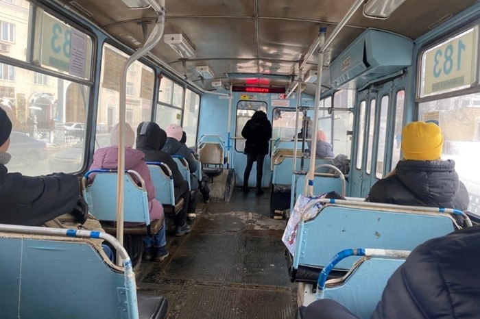 Из Екатеринбурга исчезнут сгнившие троллейбусы. На чём будем ездить? В Екатеринбурге скоро еще купят 50 новых троллейбусов. Это позволит полностью отказаться от использования наших старых и разваливающихся машин, которым уже несколько десятков лет. Об этом URA.RU рассказал вице-мэр по транспорту Рустам Галямов. — К концу года новые троллейбусы будут уже в городе. С учетом их у нас будет 150 единиц современной техники, мы полностью закроем суточный выход. То есть старые ЗиУ, давно свое отслужившие, окончательно уйдут в прошлое, — сообщили в мэрии. Также в Екатеринбурге скоро появятся 15 трехсекционных трамваев и 15 новых автобусов-«гармошка».