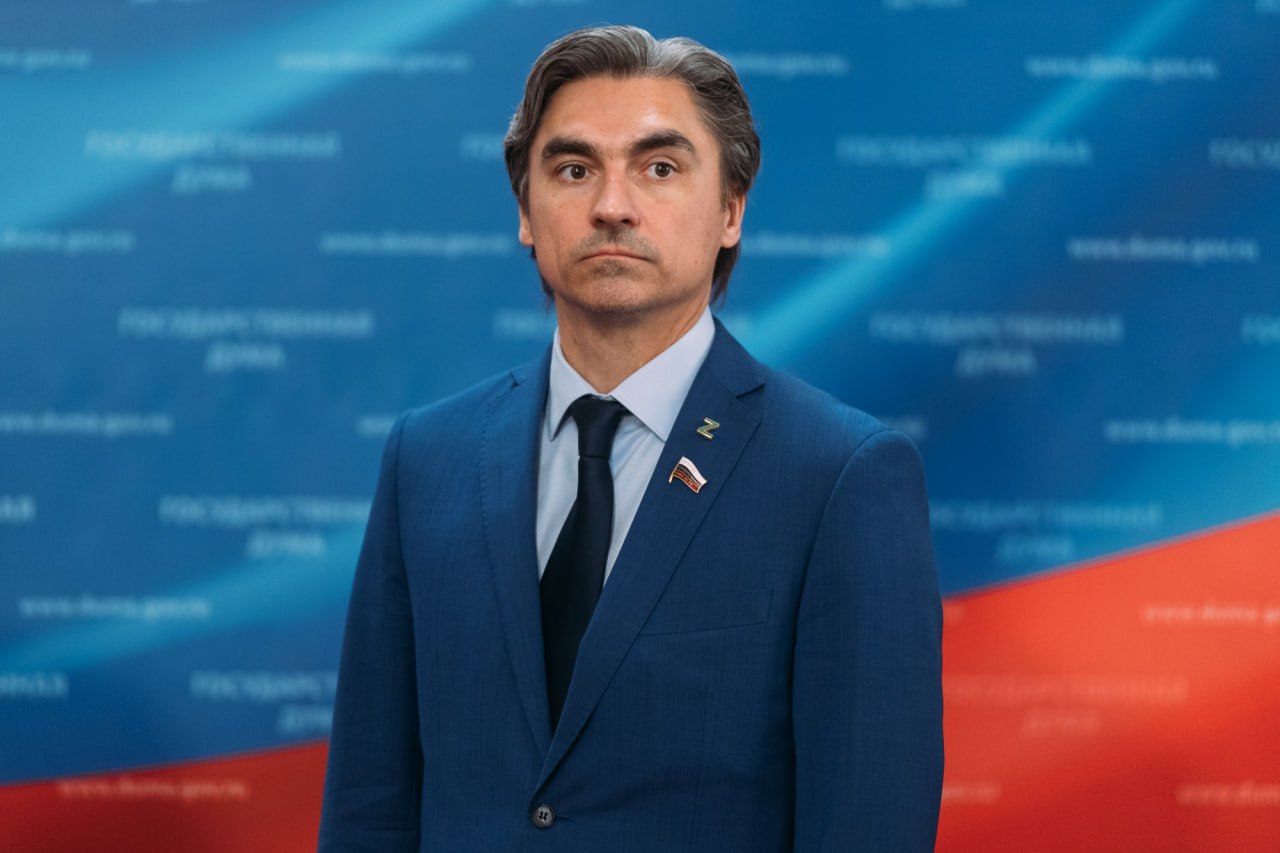 Зампред комитета Госдумы по информационной политике, информационным технологиям и связи Андрей Свинцов предложил выдать Илону Маску гражданство России и дальневосточный гектар. Нам часто кажется, что более жалким, чем наши чиновники и депутаты, быть уже нельзя. Но всякий раз снизу стучат. Зачем Маску страна, провалившая новую технологическую гонку на самом старте? Сегодня арабы более технологичны, чем РФ. Riddle