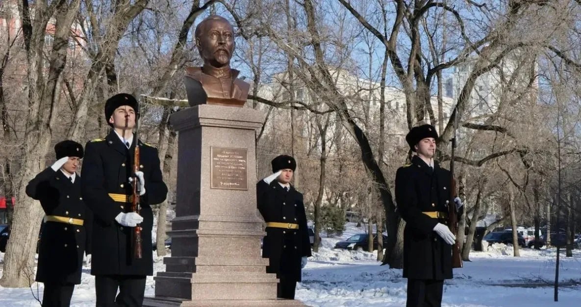 ⏺ В Хабаровске открыли памятник Дзержинскому  На Уссурийском бульваре между улицами Дзержинского и Волочаевская в Хабаровске открыли бюст Ф.Э. Дзержинскому.   Событие приурочено ко дню создания Всероссийской чрезвычайной комиссии по борьбе с контрреволюцией и саботажем при Совете народных комиссаров РСФСР – прародителя Федеральной службы безопасности – 7  20  декабря 1917 года.  Ранее место, где открыли памятник, было заброшено, поэтому городские службы фактически провели реконструкцию этой части Уссурийского бульвара.  Под бюстом установлена табличка с цитатой Дзержинского, которая гласит: «В каких бы трудных условиях вам ни пришлось жить, не падайте духом, ибо вера в свою силу и желание жить для других – это огромная сила».  – Созданная Феликсом Дзержинским спецслужба в молодой Советской России эффективно противостояла иностранному вмешательству. Наша страна стала первым в мире социальным государством, и их это не устраивало. Этот бюст будет напоминать об историческом следе, который оставил Феликс Дзержинский, – сказал на церемонии открытия ветеран УФСБ России по Хабаровскому краю Александр Лавренцов.  Сквер и бюст Ф.Э. Дзержинскому созданы без использования бюджетных средств – проект реализован полностью за счет спонсоров и меценатов.