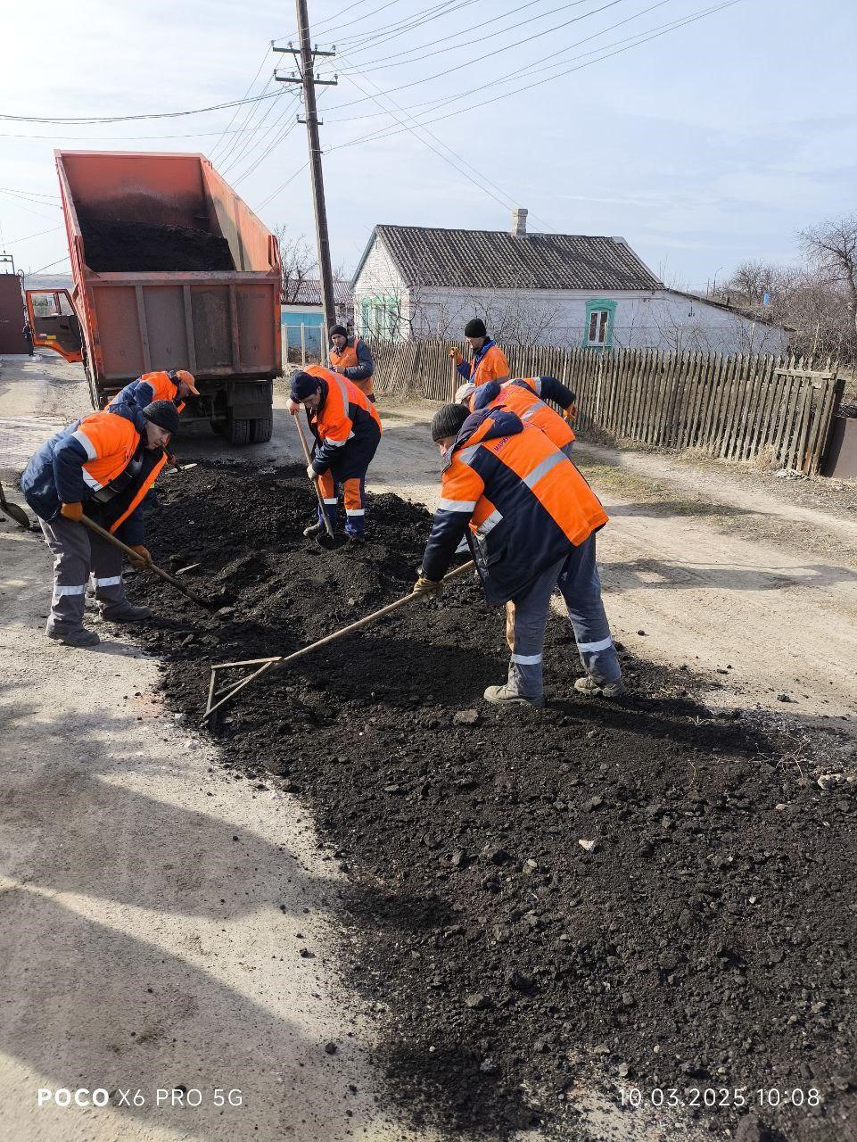 «Мариупольавтодор» отремонтировал дорожное полотно в поселке Старый Крым  В ответ на обращения жителей поселка на предприятии приняли решение провести срочный ремонт дорожного полотна. В течение недели на улицах Гранитной, Куйбышева, Ленина, Комсомольской, Крупской и Кирова сотрудники МУП «Мариупольавтодор» выполняли работы по устранению дефектов покрытия проезжей части, отсыпали все ямы и неровности асфальтовой крошкой.   Всего в поселке Старый Крым специалисты обновили 700 квадратных метров дорожного покрытия.