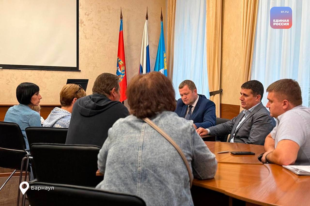Руководитель фракции «Единая Россия» в Барнаульской городской Думе Вячеслав Перерядов встретился с жителями улицы Правый берег Пруда  Вячеслав Перерядов, руководитель фракции «Единая Россия», депутат Барнаульской городской Думы совместно с Максимом Сабыной, провели встречу, на которой обсудили актуальные вопросы, волнующие местных жителей.    Горожанам также представили программу «Инициативное бюджетирование» и объяснили этапы участия в ней.   «Идеи и предложения барнаульцев — это основа, на которую опирается депутатский корпус и представители администрации. Такие встречи служат важной площадкой для обсуждения приоритетных вопросов и определения вектора дальнейшего развития нашего района и города в целом. Только совместными усилиями мы сможем продолжать создавать комфортную и безопасную среду!», — отметил Вячеслав Перерядов.
