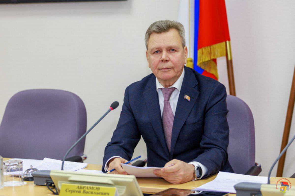 Сергей Абрамов: «Поддержка участников СВО и забота о семьях защитников Отечества определена безусловным приоритетом заксобрания» Руководитель региональной приемной Сергей Абрамов рассказал о работе депутатов по поддержке участников СВО и их семей. Он отметил, что сформирована разнонаправленная правовая база, посильную помощь оказывают депутаты заксобрания «Во взаимодействии с Правительством региона, Губернатором, региональными уполномоченными было сформировано правовое поле для всесторонней помощи бойцам и их родным, – сказал Сергей Абрамов. – Мы не стремились ввести как можно больше мер поддержки, а делали акцент на оказании действенной и справедливой помощи, которая соответствует федеральному стандарту» Региональными законами, принятыми областной Думой, участники СВО: освобождены от уплаты транспортного налога, им доступны льготы по коммунальным расходам, бесплатные юрид.консультации, земельные участки, соцобслуживание на дому, льготный проезд на общественном транспорте. Подробнее на сайте