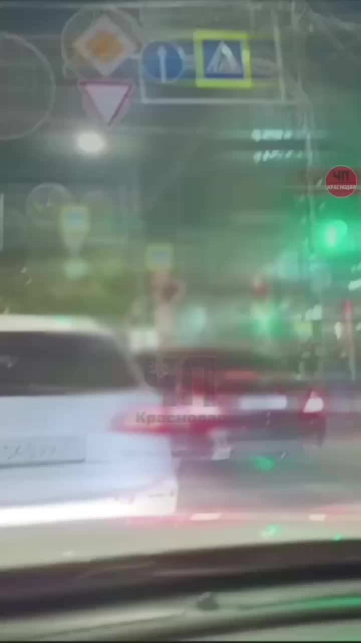 Девушка устроила танцы на капоте автомобиля в центре Краснодара