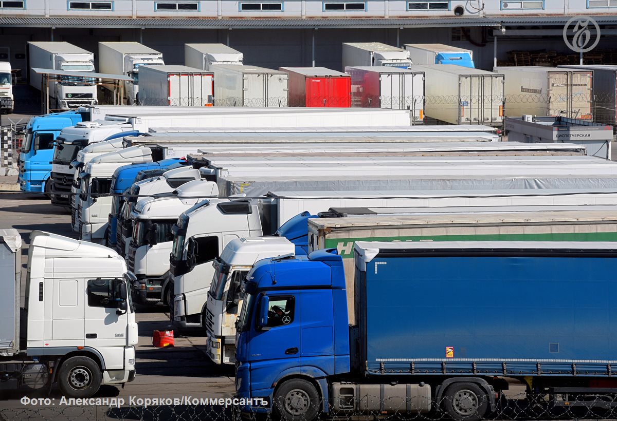 Продажи новых полуприцепов в РФ за январь сентябрь упали на 60 2 год к году свидетельствуют данные Национального агентства промышленной информации с которыми ознакомился Ъ Эксперты связывают падение рынка с коррекцией после аномального объема продаж тягачей и полуприцепов повышение утилизационного сбора в прошлом году вероятнее всего спровоцировало волну закупок Определенное давление на сектор добавил и рост пошлин на часть техники из недружественных стран но это скорее повлияет на стоимость импортных и отечественных полуприцепов Дополнительные издержки будут включены в стоимость товаров для потребителя говорят участники рынка Ъузнал