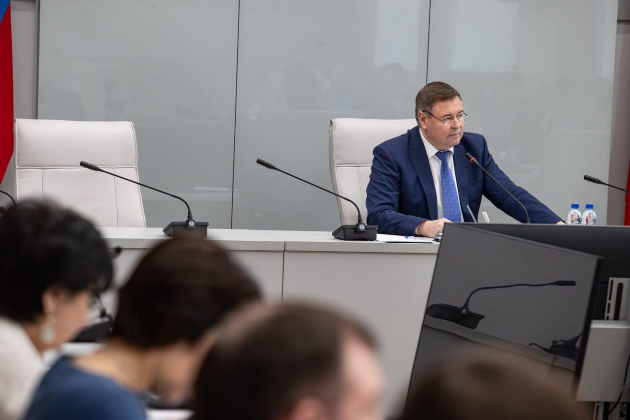 Сессия пройдет 18 декабря 18 декабря состоится очередная сессия Законодательного Собрания края в повестке которой более 50 вопросов Сегодня под председательством вице спикера Дмитрия Свиридова прошёл Совет Законодательного Собрания где были согласованы основные параметры предстоящего заседания Председатель краевого парламента Алексей Додатко в эти дни находится в служебной командировке в Москве где 15 16 декабря принимает участие в мероприятиях Совета законодателей Российской Федерации Основное внимание депутатов будет сосредоточено на вопросах социальной поддержки жителей региона В проекте повестки предусмотрено рассмотрение инициатив направленных на дополнительную помощь многодетным матерям участникам специальной военной операции и членам их семей Кроме того парламентарии обсудят ряд законопроектов касающихся развития экономики совершенствования системы образования и здравоохранения а также вопросов организации деятельности органов местного самоуправления