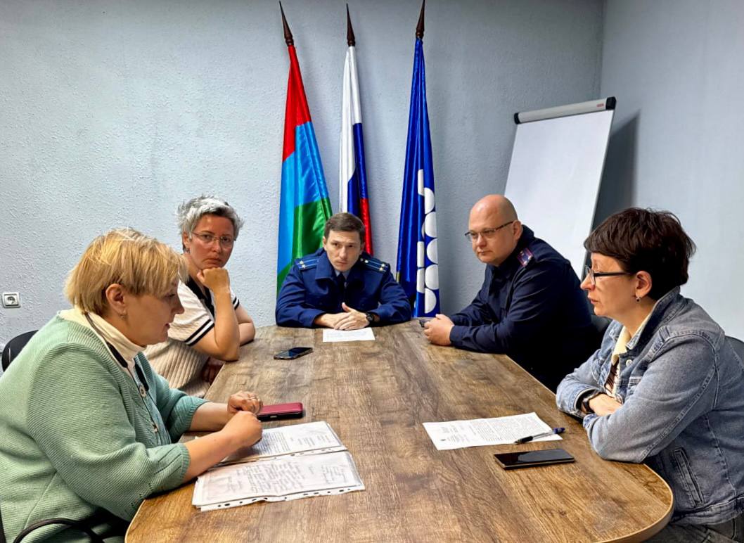 0 Прокурор Кемского района Алексей Артемьев совместно с главой районной администрации и руководителем территориального отдела Следственного Комитета провели прием граждан К примеру, на прием обратилась заявительница по вопросу защиты жилищных прав и переселения из аварийного жилья, которой даны ответы на интересующие вопросы и разъяснены нормы жилищного законодательства, по поступившему обращению организована проверка. Прокуратура Карелии
