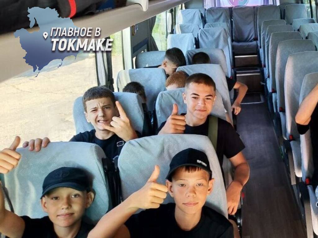 Юные боксеры из Запорожской области отправились на тренировочный сбор в Чувашию Группа из 13 перспективных спортсменов Запорожской области прибыла в Чебоксары для участия в двухнедельном тренировочном сборе. Занятия проходят на базе знаменитой Спортивной школы олимпийского резерва №7 имени Валерия Ярды, где юные боксеры смогут перенять опыт у лучших тренеров страны. Помимо интенсивных тренировок, программа включает знакомство с культурным наследием Чувашии. Организаторы уверены, что такой формат поможет спортсменам не только улучшить свои профессиональные навыки, но и получить ценный жизненный опыт. Поездка стала возможной благодаря поддержке Центра спортивной подготовки Запорожской области.
