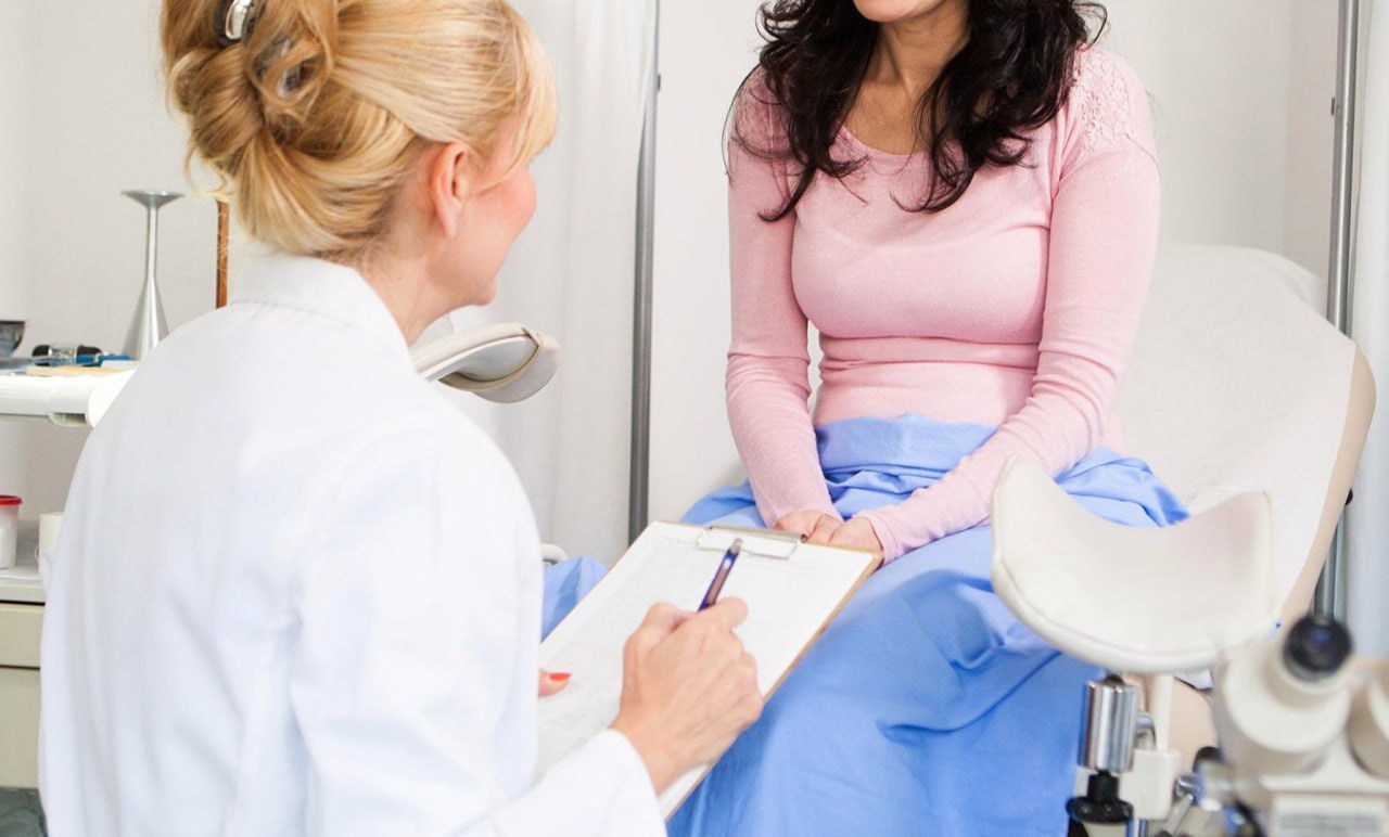 Анализ на ВПЧ стал доступен для россиянок по ОМС Диагностика вошла в первый этап диспансеризации для женщин 21 49 лет В случае если первоначальный тест покажет положительный результат дополнительно будет проведена жидкостная онкоцитология Вирус папилломы человека представляет собой распространенную группу вирусов насчитывается более 200 видов которые передаются преимущественно половым путем а также через контакт с кожей и слизистыми оболочками Некоторые его типы такие как 16 й и 18 й обладающие высоким онкогенным потенциалом могут способствовать развитию рака особенно рака шейки матки Подписаться на truekpru Читать нас в MAX