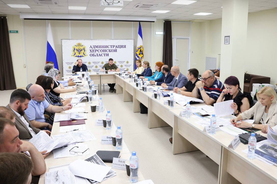 В Херсонской области прошло совещание по вопросам градостроительного планирования и перспективного развития региона В Геническе состоялось рабочее совещание под руководством врио Председателя Правительства Херсонской области Семёна Машкауцана. На повестке дня – ход реализации мастер-плана и схемы территориального планирования региона, а также комплексной схемы развития туризма. В мероприятии приняли участие руководители профильных министерств, главы муниципальных округов, представители проектных организаций и специалисты в сфере градостроительства. В прошлом году ФАУ «Единый научно-исследовательский центр и проектный институт пространственного планирования» подготовил ряд важных документов. «В 2024 году был разработан мастер-план Херсонской области, генеральный план Геническа и проекты планировок территорий ряда муниципальных округов. Документы утверждены соответствующими постановлениями и приказами, что подтверждает их официальную значимость», – сообщила директор ФАУ «Единый институт пространственного планирования Российской Федерации» Дина Саттарова. В ходе совещания также обсудили задачи на 2025 год. Врио Председателя Правительства Херсонской области отметил, что в данный момент идут подготовительные работы по созданию комплексной территориальной схемы развития туризма региона. Кроме того, участники совещания рассмотрели вопросы развития экономики региона, транспортно-логистического каркаса, инженерной и социальной инфраструктуры, объемы нового жилищного строительства – сделав акцент на сбалансированном развитии региона. «Совместная работа по реализации плана градостроительного проектирования и формированию стратегических документов продолжается и в 2025-ом году. Среди задач - разработка генеральных планов для всех муниципальных округов, проектов планировок и межевания, архитектурно-градостроительных концепций и схем территориального планирования. Не забудем и о развитии курортной составляющей региона», – отметил врио Председателя Правительства Семён Машкауцан. По итогам встречи врио Председателя Правительства подчеркнул важность координации между региональными органами власти, муниципалитетами и проектными организациями для успешного выполнения задач по градостроительному развитию.