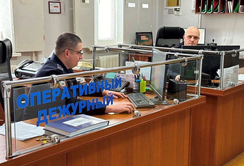 Полиция Адыгеи обращает внимание граждан на случаи обмана со ссылкой на «безопасные» счета.  МВД по Республике Адыгея вновь напоминает гражданам:  ОТДЕЛЬНОГО ТЕРМИНА «БЕЗОПАСНЫЙ» СЧЕТ В БАНКОВСКОЙ СФЕРЕ НЕ СУЩЕСТВУЕТ!  ВСЯКИЙ, КТО УТВЕРЖДАЕТ ОБРАТНОЕ - МОШЕННИК!  Полицейские настоятельно рекомендуют ознакомиться с данной информацией и донести ее до членов семьи и максимального числа знакомых вам людей, особенно стоит уделить внимание пожилым родственникам и одиноким соседям.  Сотрудники правоохранительных органов и работники финансовых учреждений не обсуждают важные вопросы с гражданами по телефону. Ваши накопления в банке надежно защищены. Ни один аферист не сможет их заполучить, равно как и оформить от вашего имени кредит, если вы сохраняете свои персональные данные втайне.  Финансовые специалисты также не дают никаких инструкций к действию своим клиентам по телефону. Чтобы защититься от мошенников, оформлять кредиты самостоятельно и переводить деньги на другие счета НЕ НУЖНО!  Помните, что оформленный вами кредитный займ предстоит выплачивать именно вам – независимо от того, потратили вы полученные деньги в личных целях или перевели их неизвестным людям.  Кроме того, покупая товары в сети Интернет и оплачивая различные услуги, обращайтесь только к проверенным источникам.  Также старайтесь не производить предоплату, пока не получите гарантию, что другая сторона выполнит условия сделки.  Перед совершением непредвиденных финансовых операций, обязательно советуйтесь с родными и близкими. Если об угрозе вашим деньгам вам сообщили по телефону, обязательно проверьте правдивость данной информации, самостоятельно связавшись с банком. Скорее всего, данная информация не подтвердится.  Не позволяйте себе и своим знакомым идти на поводу у мошенников! Будьте бдительны!  Если вы все-таки пострадали от действий мошенников, то незамедлительно заявите об этом в полицию по номеру 02  с мобильного - 102  или позвоните своему участковому уполномоченному.  Пресс-служба МВД по Республике Адыгея МВД по РА   Подписаться Смотрите нас на Rutub