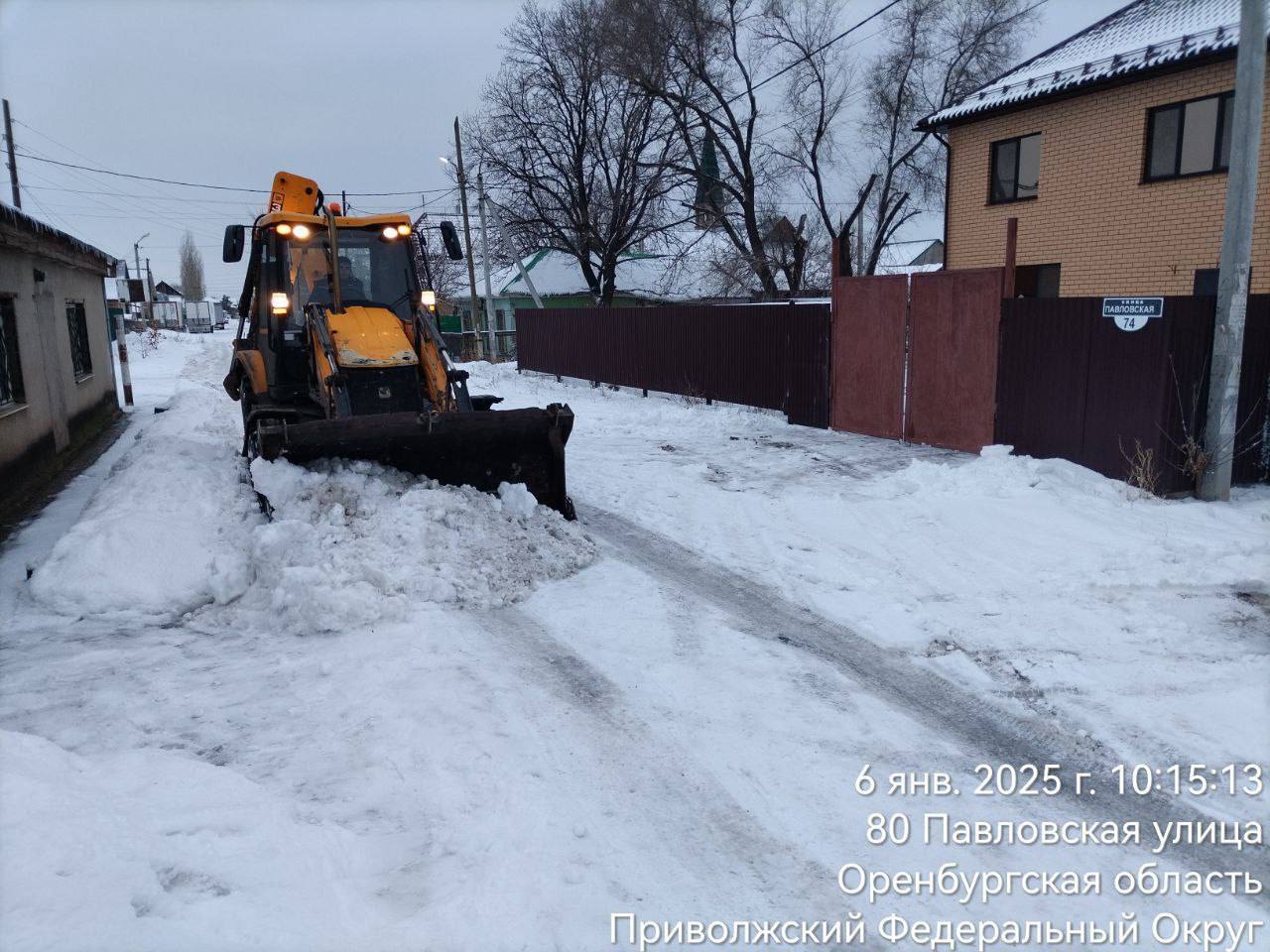 Улицы и дороги Оренбурга продолжают убирать от снега и наледи  #Про_Общество  В ночь с 5 на 6 января коммунальщики вывозили снег с многих улиц города, проводили противогололедную обработку. Особое внимание уделяли уборке территорий, прилегающих к церквям и храмам, где в ближайшее время пройдут рождественские богослужения. Об этом сообщили в пресс-службе мэрии.   Сегодня днем работы продолжаются. В городе очищают дороги и обрабатывают их реагентами в переулках Заводском, Сапожном, в проезде Знаменском, проспектах Гагарина, Победы, на улицах Курача, Павловской, Маврицкого, Беляевской, Донгузской, Волгоградской, Джангильдина, Бебеля, Набережной, Кольцевой, Чкалова, Самарской, Одесской, Полигонной, Немовской, Советской и других.  Фото: администрация Оренбурга