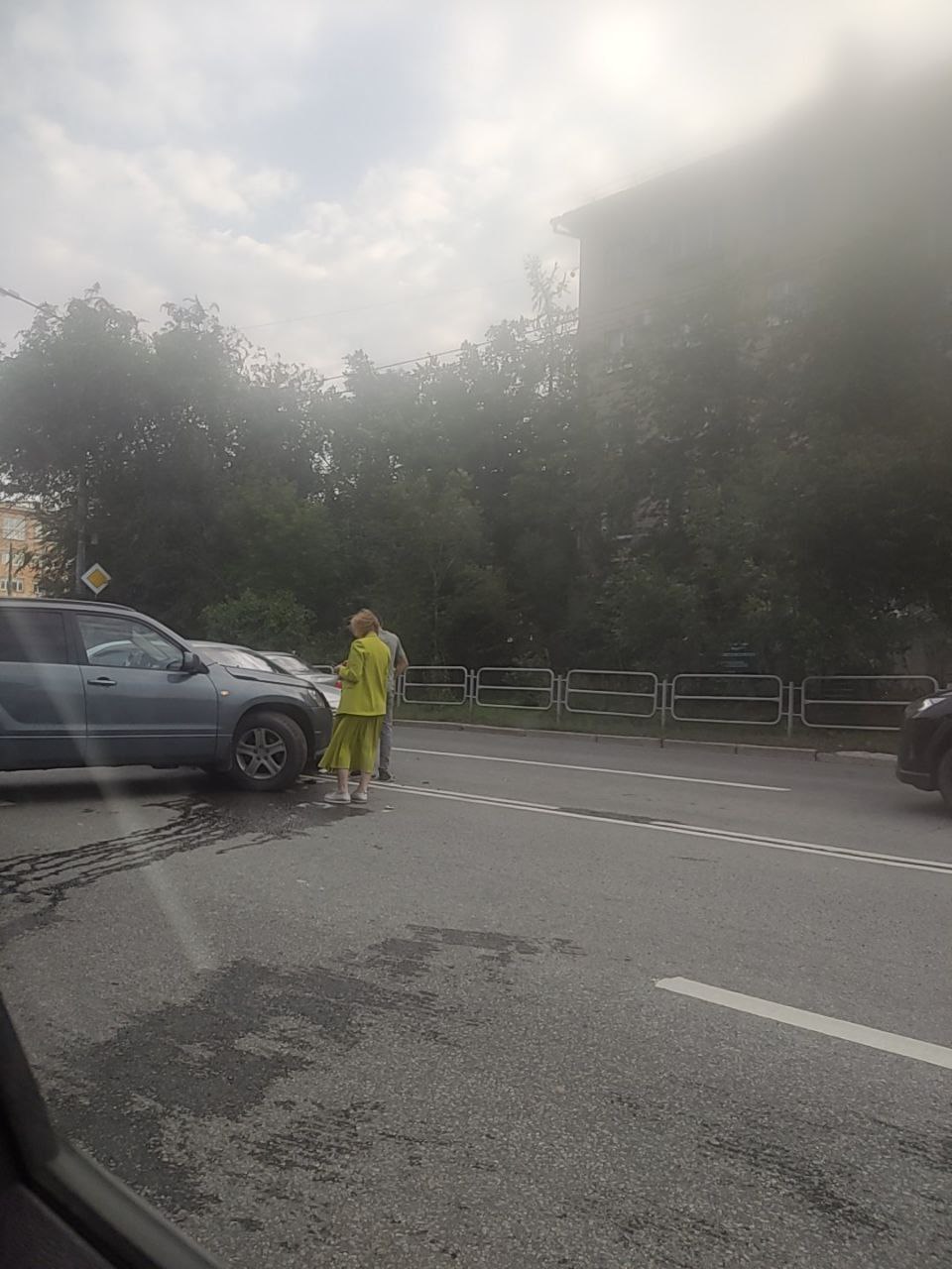 В центре Челябинска столкнулись две легковушки   ДТП произошло буквально несколько минут назад на ул. Энтузиастов, возле гражданпроекта.   Очевидцы говорят, что водитель кроссовера решил развернуться и в этот самый момент он столкнулся с авто двигавшемся прямо в попутном направлении.   Пострадавших удалось избежать, но автомобили получили механические повреждения.   В оба направления начинает образовываться затор. Лучше искать альтернативные пути объезда.   За фото и информацию спасибо нашему подписчику.