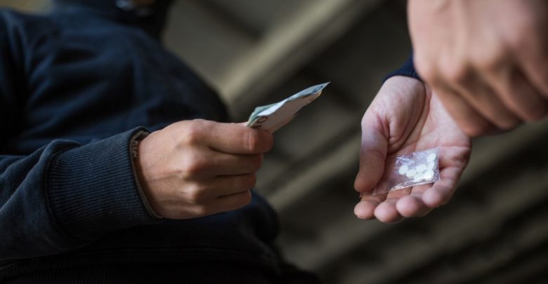  Студента из Казани ждет суд за попытку сбыть 25 свертков с наркотиками В Казани утвердили обвинительное заключение 24-летнему студенту первого курса одного из местных университетов. Как сообщает пресс-служба прокуратуры РТ, его обвиняют в покушении на сбыт наркотических средств. Следствие установило, что в 2025 году парень решил заработать и связался с неизвестным пользователем в мессенджере. Он должен был забрать 48,82 грамма наркотиков для дальнейшего распространения. Однако в тот же день его задержали сотрудники правоохранительных органов с 25 свертками запрещенного вещества. Уголовное дело направлено в Приволжский районный суд Казани. Подпишитесь: