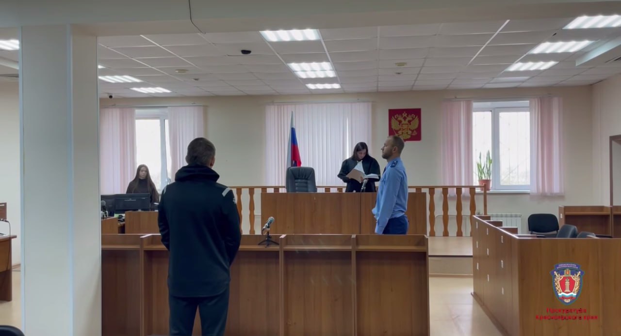 Сотрудников футбольного Енисея осудили за получение коммерческого подкупа По версии обвинения в августе 2024 года замдиректора по маркетингу и менеджер по развитию решили заработать Менеджер обратился к представителю одной из коммерческих компаний и предложил заключить рекламный контракт на 150 тысяч рублей Одновременно сообщники предложили компании организовать точку питания во время матчей По заявлению прокуратуры размещать рекламу они не собирались Коммерсант заподозрил обман и обратился в правоохранительные органы Под контролем полицейских предприниматель передал 550 тысяч рублей менеджеру а тот перевел половину замдиректора Бывший замдиректора получил 3 5 лет условно и штраф 1 6 миллиона рублей Экс менеджеру назначили 1 5 года условно со штрафом 1 65 миллиона рублей prmira news