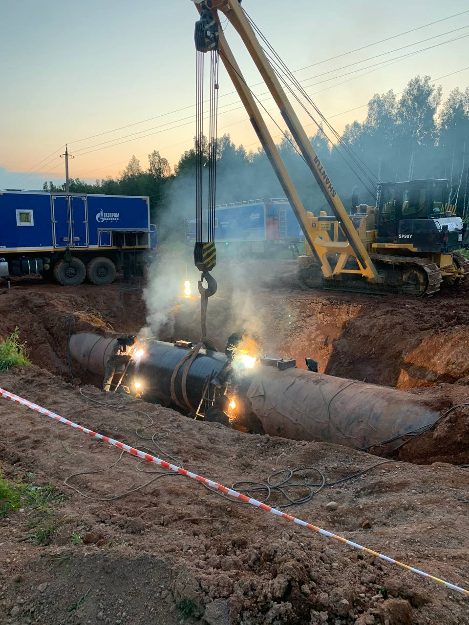 ЗАПАС ПРОЧНОСТИ Газовики республики продолжают создавать запас прочности эксплуатируемого оборудования к очередному осенне-зимнему периоду. В Ургалинском ЛПУМГ в составе комплексов ППР 3 Сургутский – 1 и ППР 4 Сургутский – 2 проведены комплексные работы, включающие в себя устранение дефектов, выявленных по результатам внутритрубной диагностики на участке магистрального газопровода Челябинск–Петровск с 112,9 по 165,5 км, подготовку и проведение ВТД коммуникаций узла подключения, а также замену соединительных деталей трубопроводов межцеховых коммуникаций КС-2 Ургала. В выполнении задач задействованы порядка 60 человек и 12 единиц автомобильной, специальной и тяжелой техники. – Благодаря слаженным действиям ответственных руководителей комплекса и высокому профессионализму работников, а также поддержке руководства Общества в решении поставленных задач ремонт выполнен с должным качеством и в установленные сроки, – отметил главный инженер – заместитель начальника Ургалинского ЛПУМГ Расул Закиров.