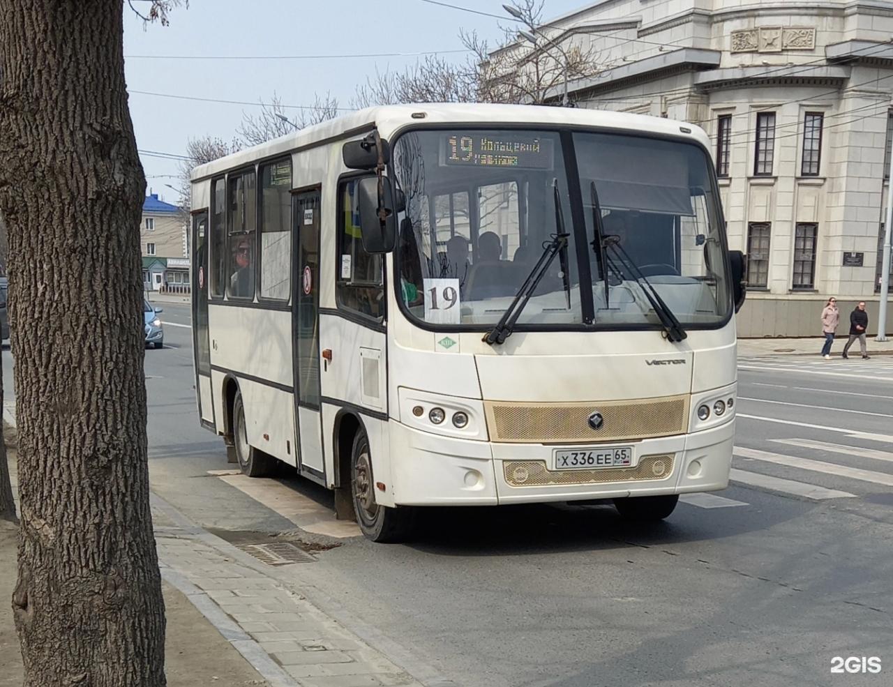 Автобусный садизм: в Южно-Сахалинске на маршруте №19 давят пассажиров дверьми Жительница областного центра пожаловалась на неадекватные выходки водителя маршрутки. По ее словам, мужчина блокирует пассажиров дверьми и никак не реагирует на жалобы. Инцидент произошел около 8 часов утра на маршруте № 19. 22 июля сахалинка вместе с 3-летним ребенком зашла в автобус на остановке «Главпочтамп». Водитель быстро закрыл дверь, не давая зайти другим пассажирам. Доехав до остановки «Городская дума», мы начали выходить из автобуса. Ребенок вышел, а я отпустила руку, так как водитель начал меня блокировать дверью и несколько раз пытался ее закрыть, — сообщила южносахалинка. Женщина крикнула водителю, но он никак не отреагировал. Такое, по ее словам, не редкость на этом маршруте. Водитель не обращает внимание на людей и делает то, что ему заблагорассудится. разберитесь, пожалуйста. 2ГИС ——— : Прислать нам новость: