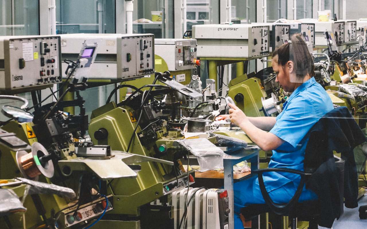 Белгородские ювелиры продали бизнес гонконгской компании Белгородский бизнесмен Михаил Несветайло и партнеры продали ювелирное производство и активы связанные с сетью Адамас иностранным инвесторам Согласно данным ЕГРЮЛ с 26 января владельцем ООО Белгородский ювелирный завод Арт Карат оборот 16 млрд рублей в 2024 году вместо компании Форум Капитал связанной с предпринимателем значится гонконгская SLH Group Limited Эсэлэйч Груп Лимитед Активы входят в группу Адамас Айпи включает розничную сеть более 200 магазинов сегмент B2B и производство В декабре на рынке обсуждались слухи что структуру Несветайло может приобрести Московский ювелирный завод бренд MUIZ Diamonds однако сделка состоялась с азиатским инвестором Экспертная оценка компании по балансу 2024 года дает стоимость от 6 5 до 10 млрд рублей Михаил Несветайло в интервью Абирегу подтвердил продажу однако отказался раскрыть условия перехода собственности сославшись на договор о неразглашении У нас настолько интегрированы розница и производство что речь идет о продаже бизнеса целиком отметил он Белгородский ювелирный завод Арт Карат был запущен в 2017 году и стал первым и единственным промышленным предприятием в отрасли на территории региона Создан новый пласт профессий создано порядка 500 рабочих мест Мы тогда создали классы пригласили преподавателей из Костромы открыли общежитие В 2020 м по объему производства золота мы были третьими в стране вспоминает Несветайло В 2021 году c партнерами был приобретена ювелирная сеть Адамас которую выкупили Сбербанк Капитал Производство перевели в Белгород на общую платформу Мы полностью перебрали инфраструктуру IT сделали ребрендинг погасили долги даже те которые можно было не платить Это вопрос репутации подчеркивает предприниматель По его словам последние годы отрасль работает на пределе рентабельности из за ставок по кредитам До 15 это кровеносная система выше 15 уже кровесосущая Она вытаскивает все из бизнеса говорит он Михаил Несветайло подчеркивает что компания максимально развила ювелирный бизнес как производство так и сеть Дальше компания может развиваться в структуре крупного международного холдинга Я рассчитываю на серьезные инвестиции в производство рассказал он Ювелирный рынок России переживает консолидацию в него заходят как крупные международные так и российские транснациональные игроки t me abiregbel max