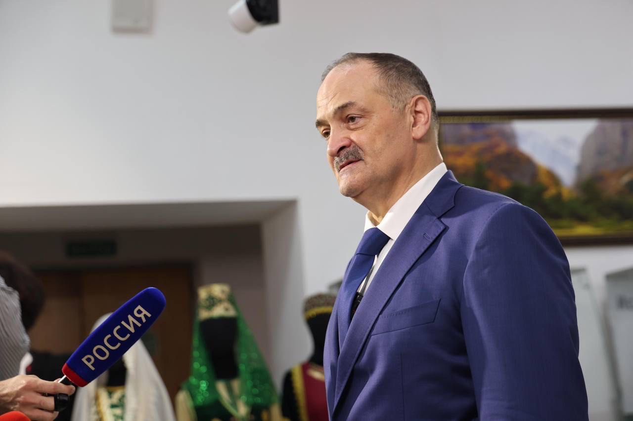 Глава Дагестана призвал дружить с Азербайджаном Глава Дагестана Сергей Меликов заявил, что «определенные трудности» в отношениях между РФ и Азербайджаном могут быть решены «мирным путем» и «с уважением к интересам обеих сторон». Он подчеркнул, что Дагестан и Азербайджан связывает не только география, но и общая история, культура и родственные узы. «Именно в Дагестане азербайджанцы являются коренным народом», — подчеркнул он. Подробнее Меликов призвал не поддаваться эмоциям и провокациям: «Я обращаюсь ко всем: и к дагестанцам, и к нашим братьям-азербайджанцам — не дайте вбить клин между нами. Не опускайтесь до бытового национализма». По его словам, внешние силы не раз пытались дестабилизировать ситуацию в регионе «чужими руками», но безуспешно. Заявление прозвучало на фоне резкого обострения между Москвой и Баку. Конфликт начался в конце июня после задержаний уроженцев Азербайджана в Екатеринбурге, которых обвинили в тяжких преступлениях, совершенных в 2001–2011 годах. Двое задержанных скончались. Следственный комитет РФ указал на сердечную недостаточность, однако генпрокуратура Азербайджана заявила, что причиной стали множественные травмы и посттравматический шок. Возбуждено дело об убийстве и пытках. На этом фоне в Баку прошли обыски в редакции «Sputnik Азербайджан», часть сотрудников арестована, власти сообщили также о раскрытии ОПГ из граждан России, причастных к наркоторговле. МИД России вызвал посла Азербайджана, выразив протест из-за «недружественных действий», в том числе давления на российских граждан. В ответ азербайджанский МИД вызвал российского посла и обвинил Москву в этнической нетерпимости и гибели двух азербайджанцев. Будьте в курсе последних новостей с «TRT на русском»