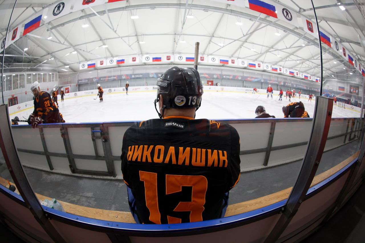 Андрей Николишин и Сергей Гимаев сыграют на кубке по хоккею 0+ в Ессентуках Они выйдут на лёд в составе медийной команды «Роспресса». Игры пройдут 13 – 15 июня в спортивной школе «Наследие». Зрители могут посмотреть матчи бесплатно. «Вход не просто свободный! Двери - нараспашку! Как и наши сердца!» - говорится в сообщении «Роспрессы» Среди приглашенных профессионалов – экс-игрок клубов КХЛ Алексей Копейкин, кинорежиссер Илья Учитель, комментатор Денис Казанский. На тренерском мостике «Роспрессы» - голос российского волейбола, комментатор Владимир Стецко. В турнире также поучаствует команда «Моё Море» из Георгиевска, сборная Ставрополья «Седые волки» и «Автомобилист» из Рязани. Запланированы мастер-классы и автограф-сессия. Фото: "Роспресса" #афиша Stavropol.Media Прислать новость