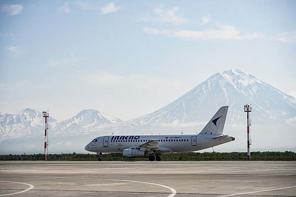 Из Петропавловска-Камчатского возобновились рейсы в Благовещенск Из международного аэропорта Петропавловска-Камчатского Елизово запущен прямой еженедельный рейс в Благовещенск. Об этом сообщает AVIA.RU. Как рассказали в пресс-службе воздушной гавани, авиационное сообщение между камчатским полуостровом и административным центром Амурской области возобновила авиакомпания «ИрАэро». Полеты выполняются на воздушных судах Superjet. Рейс выполняется каждую пятницу, вылет в 09:05. Из Благовещенска самолет далее следует транзитом до Иркутска. "Регулярные рейсы из амурского аэропорта на Камчатку не выполнялись с 2022 года. Новый маршрут существенно сокращает время путешествия и облегчает логистику для пассажиров. Благодаря запуску рейса жители Камчатского края получили возможность добраться до Амурской области со значительной экономией времени, а также получили дополнительный маршрут до Иркутска", – заявили в пресс-службе аэропорта Елизово. aviaru.net/n284842