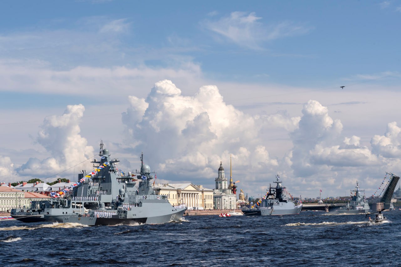 Салюта и парада ко Дню ВМФ в Петербурге не будет Мероприятия, посвященные празднованию Дня Военно-морского флота, в акваториях Петербурга 27 июля проводиться не будут. Об этом сообщили в Комитете по транспорту. Официально подтверждено — отменены салют, военно-морской парад, а также прохождение колонн водных парусных, гребных и моторных судов и гидроциклов отменены. ИЗВЕСТИЯ/Владимир Прядивый Подписаться Прислать новость