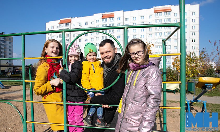 Неделя родительской любви пройдет в Беларуси Ее отмечают в промежутке между двумя праздниками Днем матери 14 октября и Днем отца 21 октября Форум Разговор о важном счастливая семья сильное государство запланирован на 16 17 октября при участии Совета Республики Для работающей молодежи 17 октября организуют форум Время семейных ценностей с интерактивными площадками Семейный праздник С папой вместе с мастер классами и активностями для детей и их родителей пройдет 21 октября Подробнее об акциях на minsknews by Минск Новости MINSKNEWS BY Telegram Viber FB VK Inst TikTok YouTube