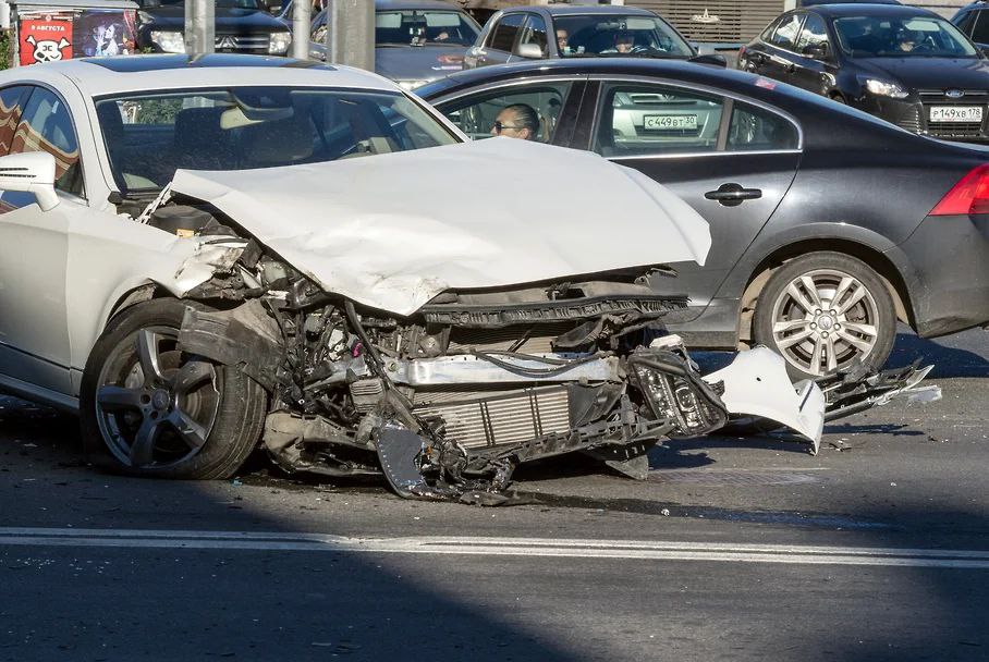 Автомойке разрешили не оплачивать угон Конституционный суд КС РФ вынес решение по жалобе автовладельца из Таганрога чей Mercedes Benz разбил сотрудник автомойки Угонщика осудили но взыскать причиненный ущерб в 2 млн руб с его работодателя как ненадлежащего ответчика не удалось Автовладелец просил КС признать ряд статей УПК ГК и Трудового кодекса РФ неконституционными Но суд фактически отказал в этом решив что владелец Mercedes Benz может потребовать полного возмещения убытков в гражданском процессе По мнению эксперта позиция КС позволит судам верно разграничивать ответственность если работник причинил вред при исполнении трудовых обязанностей например задев другую машину при заезде в моечный бокс то за ущерб отвечает работодатель а в противном случае сам работник Подписаться на PRO transport