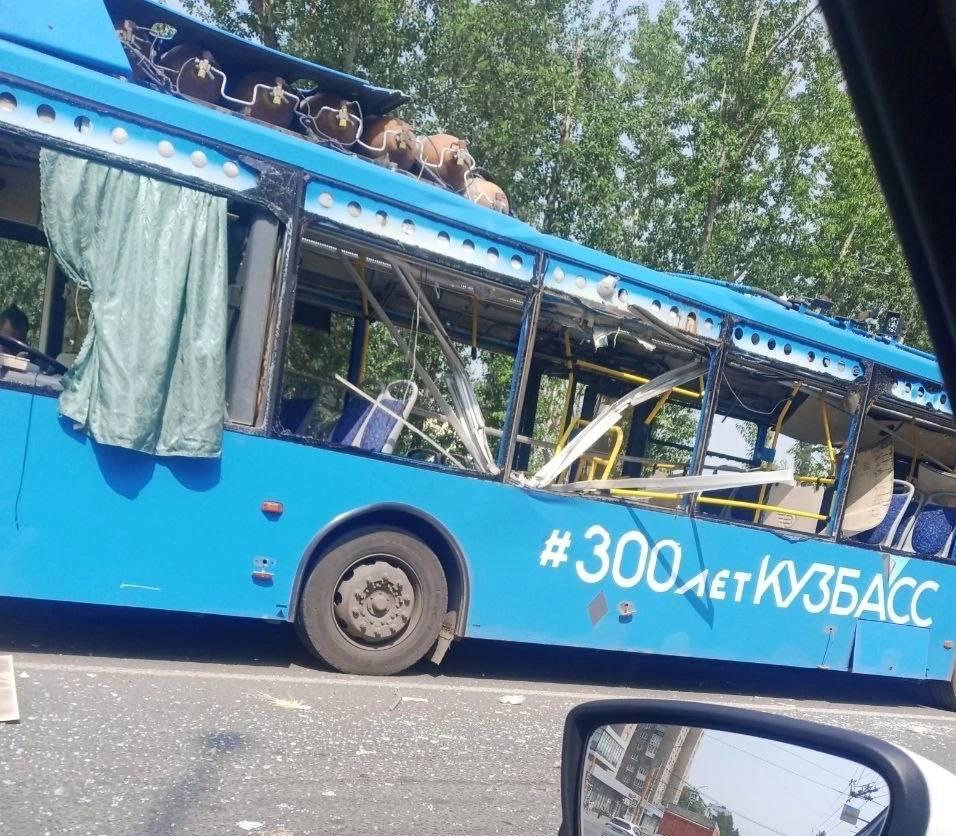 Три человека пострадали при взрыве газового баллона в пассажирском автобусе в Кемерово. Выбиты стекла, повреждена крыша, а остатки кабины разбросаны по дороге. Оперативные службы устраняют последствия взрыва. Регнум