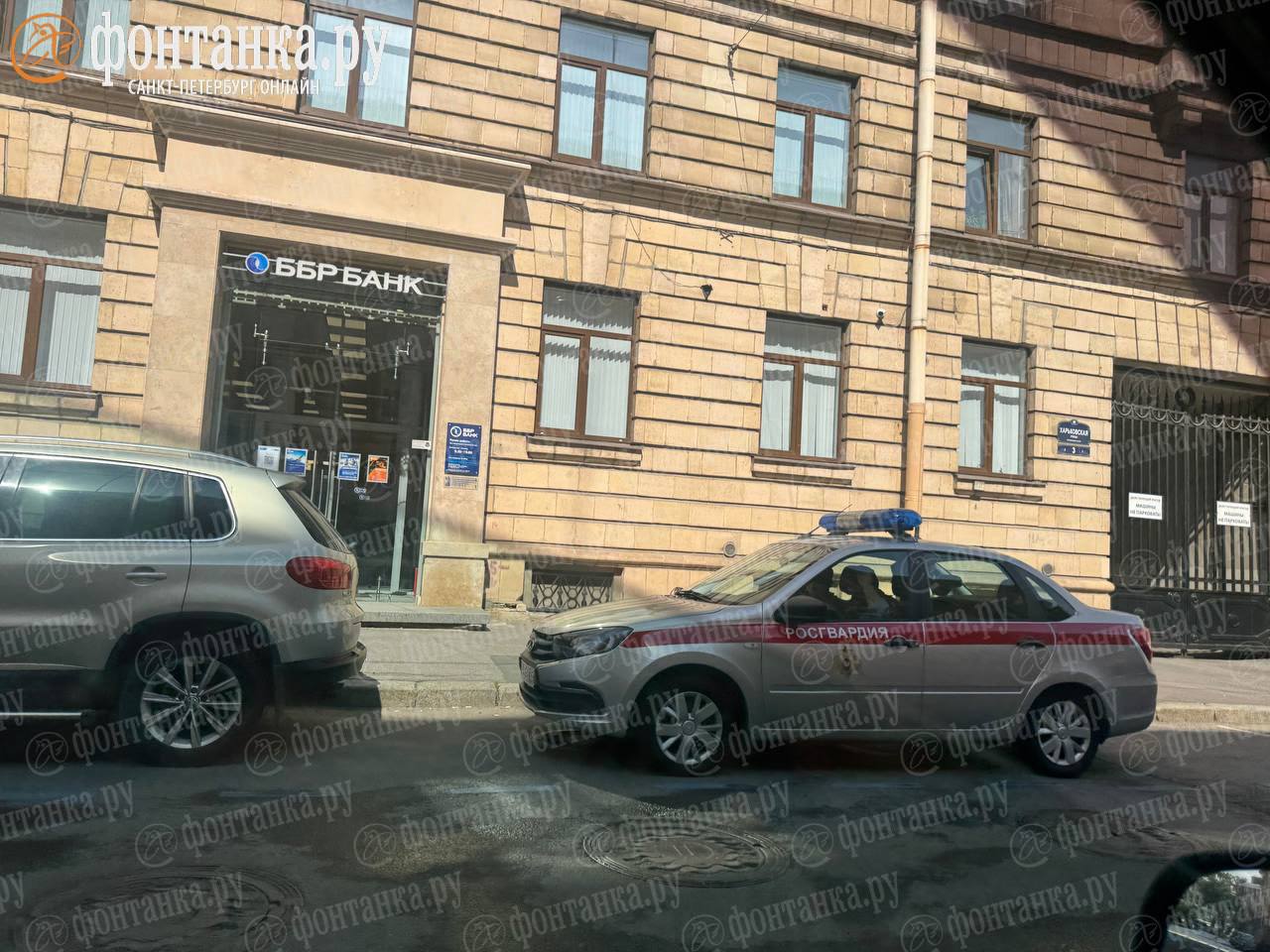 Приход силовиков в отделение ББР Банка на Харьковской улице связан с Владимиром Кехманом, стало известно «Фонтанке». В 2014 году именно при поддержке банка в Михайловском театре к 100-летию Джорджа Баланчина поставили одноактный балет «Вариации Раймонды». По нашим данным, интерес силовиков привлекла не меценатская деятельность, а контрактная. А именно — компании из контура предпринимателя Марата Каргинова, которые исполняли и продолжают исполнять контракты для МХАТа директор — Кехман . Сегодняшние события также, вероятно, связаны с тем, что в ББР Банке есть счет, например, у компании «РСК-Ренессанс» того же Каргинова, которая работала во МХАТе и заканчивает реставрацию здания Биржи на стрелке Васильевского острова.