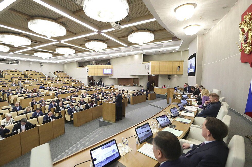 Госдума расширит список преступлений для лишения приобретенного гражданства В перечень могут добавить статьи, касающиеся убийств, насилия над детьми и другие тяжкие деяния. «Планируем выйти на принятие закона до 23 июля», — заявил председатель ГД Вячеслав Володин. Он подчеркнул, что «те, кто становятся гражданами России, обязаны соблюдать наши законы». Фото: Государственная Дума РФ Читать полностью Подписаться