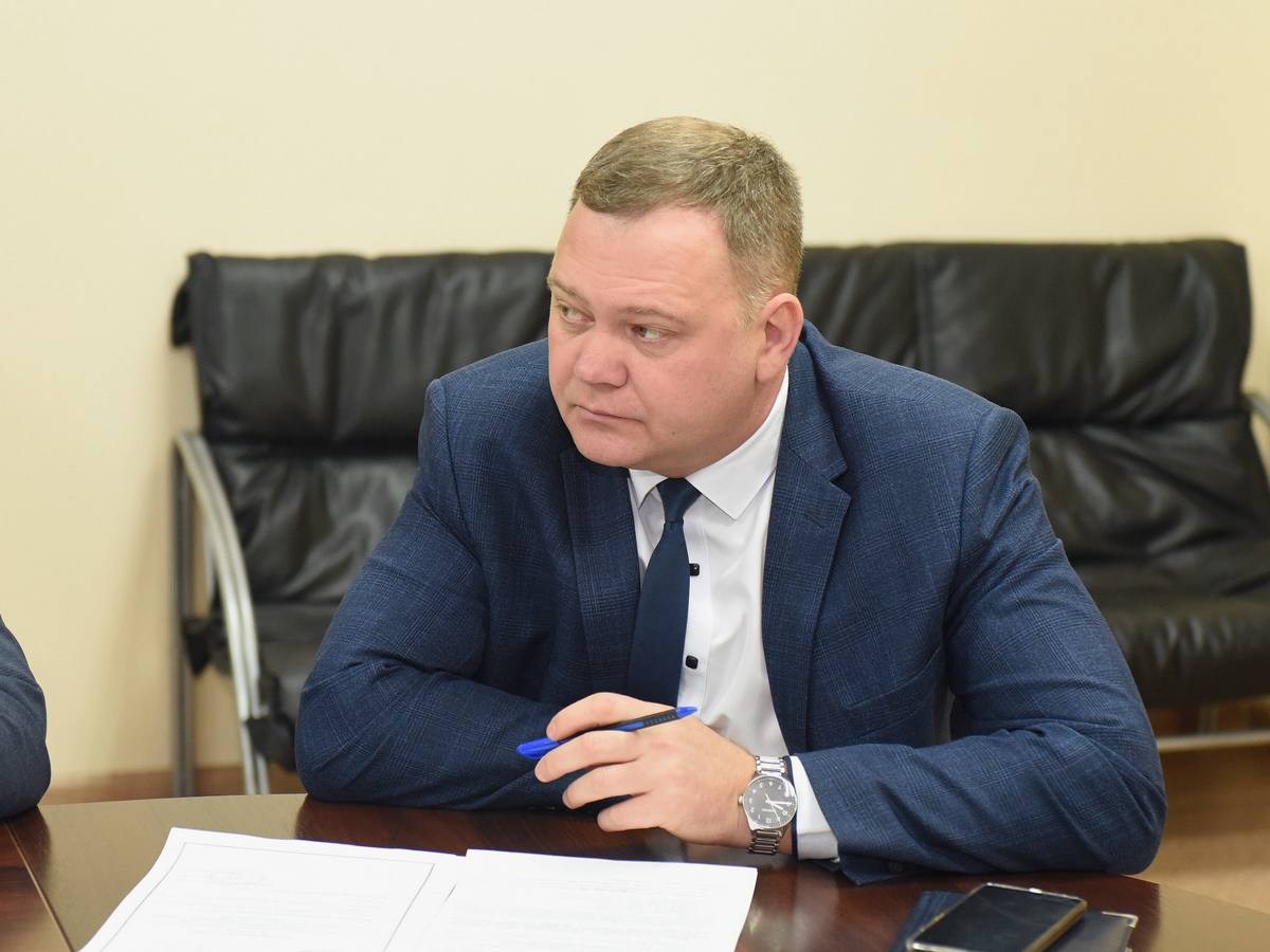 В администрации Барнаула обсудили реализацию программы переселения граждан из аварийного жилья 17 декабря заместитель главы администрации города по городскому хозяйству Сергей Татьянин провел заседание рабочей группы по реализации программы переселения граждан из аварийного жилищного фонда В совещании приняли участие представители комитета жилищно коммунального хозяйства администраций районов города комитета по финансам налоговой и кредитной политике депутат Барнаульской городской Думы Сергей Струченко Участники заседания обсудили вопрос расселения многоквартирных домов признанных аварийными и подлежащими сносу или реконструкции после 01 01 2017 Представители администраций районов Барнаула информировали о проведении мониторинга обследования оценки технического состояния строительных конструкций и коммуникаций многоквартирных домов признанных аварийными В ходе мониторинга выявлена необходимость включения шести аварийных многоквартирных домов в первую очередь расселения в связи с соответствующими техническими характеристиками На мероприятия по переселению граждан из аварийного жилищного фонда на 2025 год предусмотрено 1 440 7 млн рублей На 16 12 2025 освоено 1 437 1 млн рублей Расселено 684 человека из 321 помещения Выполнены работы по сносу 29 аварийных домов информировала заместитель председателя комитета жилищно коммунального хозяйства Анастасия Селищева Напомним специализированными организациями проводится оценка рыночной стоимости помещений по результатам которой собственникам жилых помещений выплачивается соответствующее денежное возмещение за изымаемые жилые помещения Гражданам проживающим в муниципальных жилых помещениях неприватизированных предоставляются иные жилые помещения равнозначные по общей площади и количеству комнат ранее занимаемому помещению По итогам совещания Сергей Татьянин поручил администрациям районов продолжать осуществлять мониторинг технического состояния многоквартирных домов признанных аварийными и подлежащими сносу или реконструкции после 01 01 2017 Комитету жилищно коммунального хозяйства оперативно выполнять необходимые мероприятия связанные с оформлением документов и соблюдением процедуры переселения граждан из аварийного жилищного фонда в рамках выделенного бюджетного финансирования barnaul org