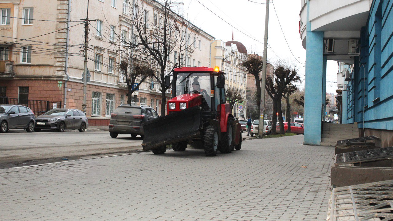 Уборка города продолжается в ежедневном режиме.  Дирекция благоустройства проводит в Рязани работы по уборке городских территорий. В подметании дорог и тротуаров задействована спецтехника. Сотрудники собирают случайный мусор и очищают урны. Бригада мехуборки убирала грунтовые наносы на улице Юбилейной.  Листву сгребали и вывозили на улице Дзержинского, сквере им. В.Ф. Уткина, площади Димитрова, на Театральной площади у памятника К.Э. Циолковскому, сквере имени 26 Бакинских комиссаров, сквере «Русский чай».  Дикорастущую поросль удалили на улице Медицинской. Ветки вывозили на улице Гагарина, порубочные остатки – на улице Керамзавода и сквере Мехзавода.  Продолжается установка новогодних елей. Уже поставлены деревья в Гвардейском сквере, детском городке сквера им. М.Д. Скобелева, Лесопарке, Верхнем городском парке. Сегодня ставили 12-метровую елку у зеленого театра в Центральном парке культуры и отдыха.